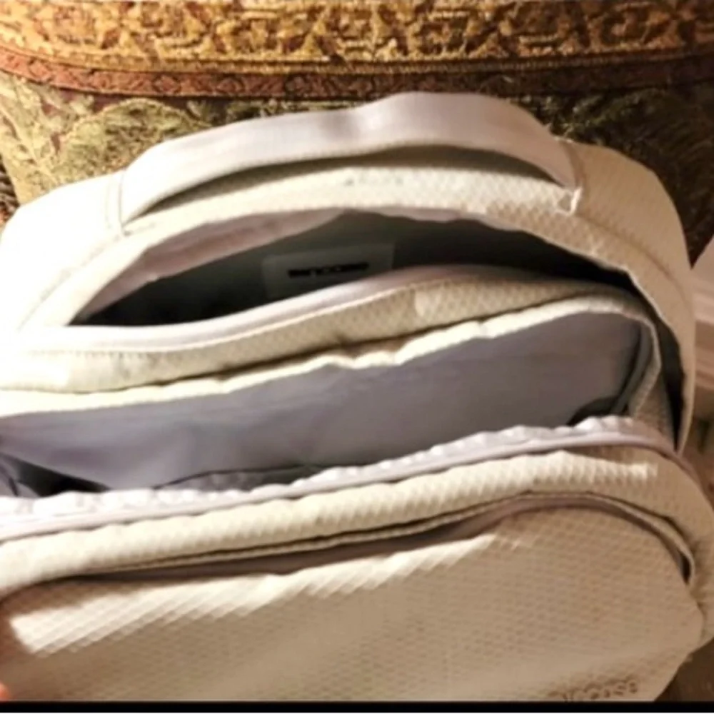 NWOT Incase backpack - Picture 4 of 7